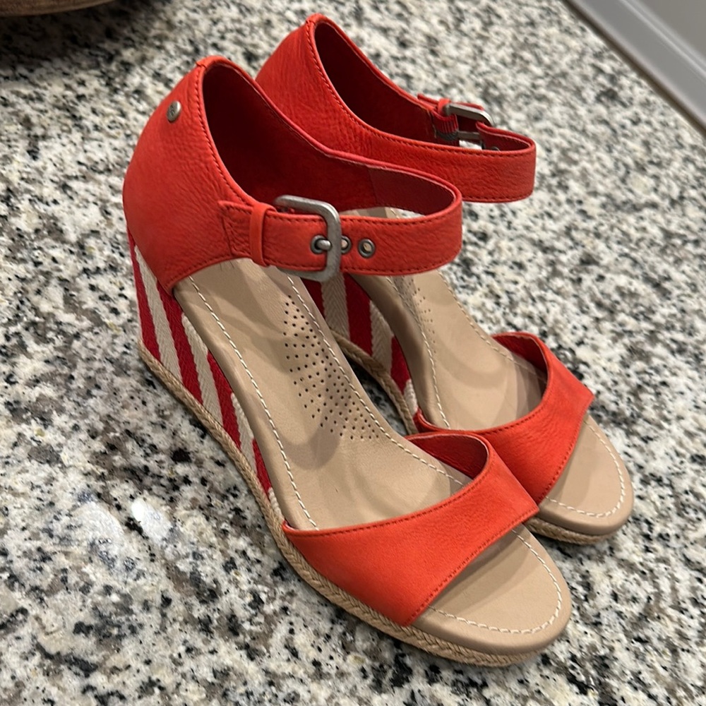 UGG Red Wedge Sandals with Open-Toe Design and Adjustable Ankle Strap - Picture 3 of 10